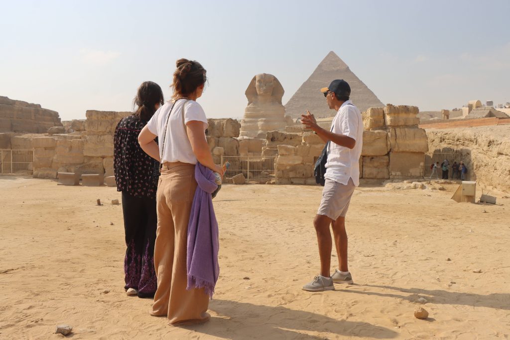 Hazem devant le sphinx et les pyramides